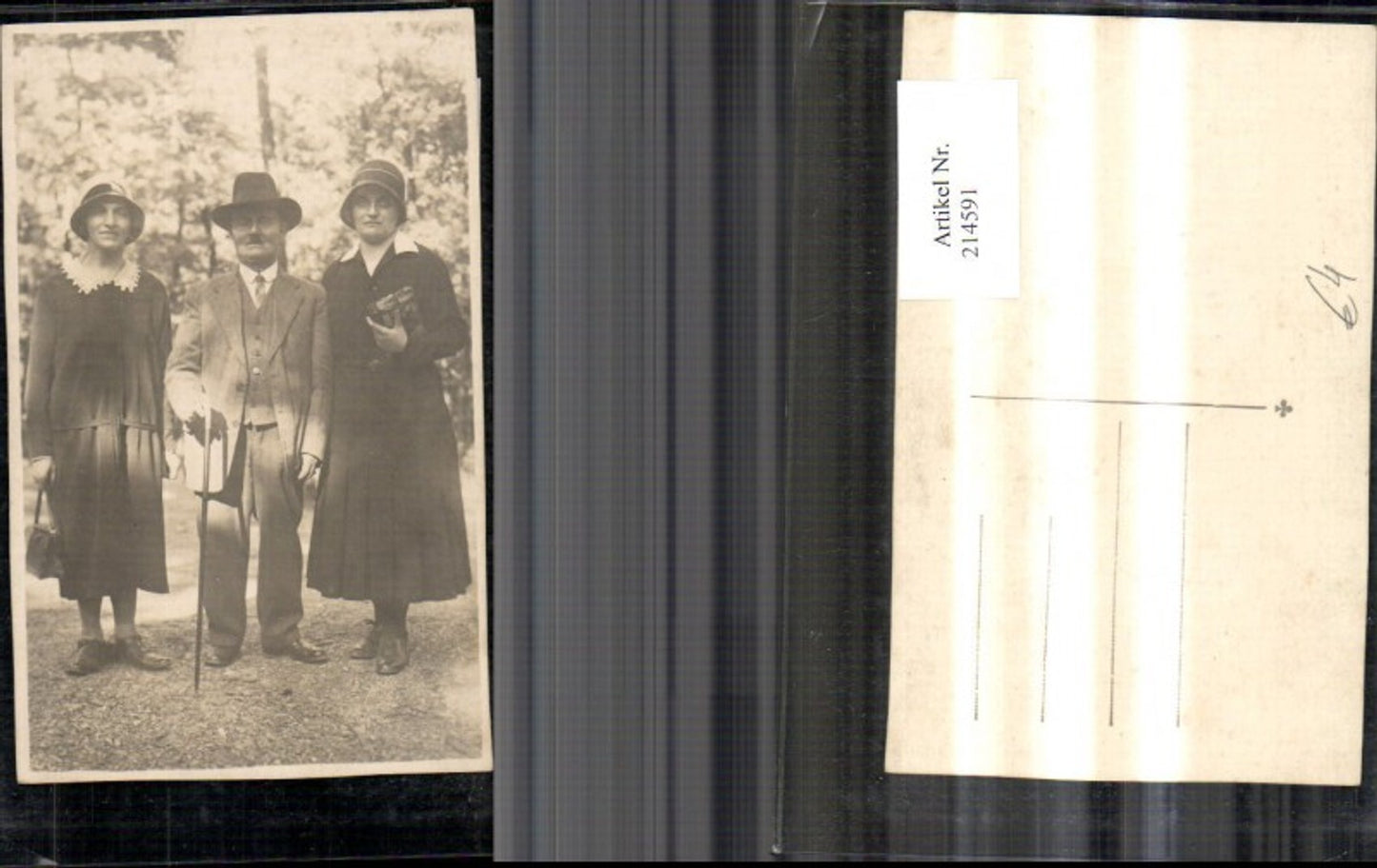 214591,Foto Ak Frauen m. Mann Hut Handtasche Spazierstock
