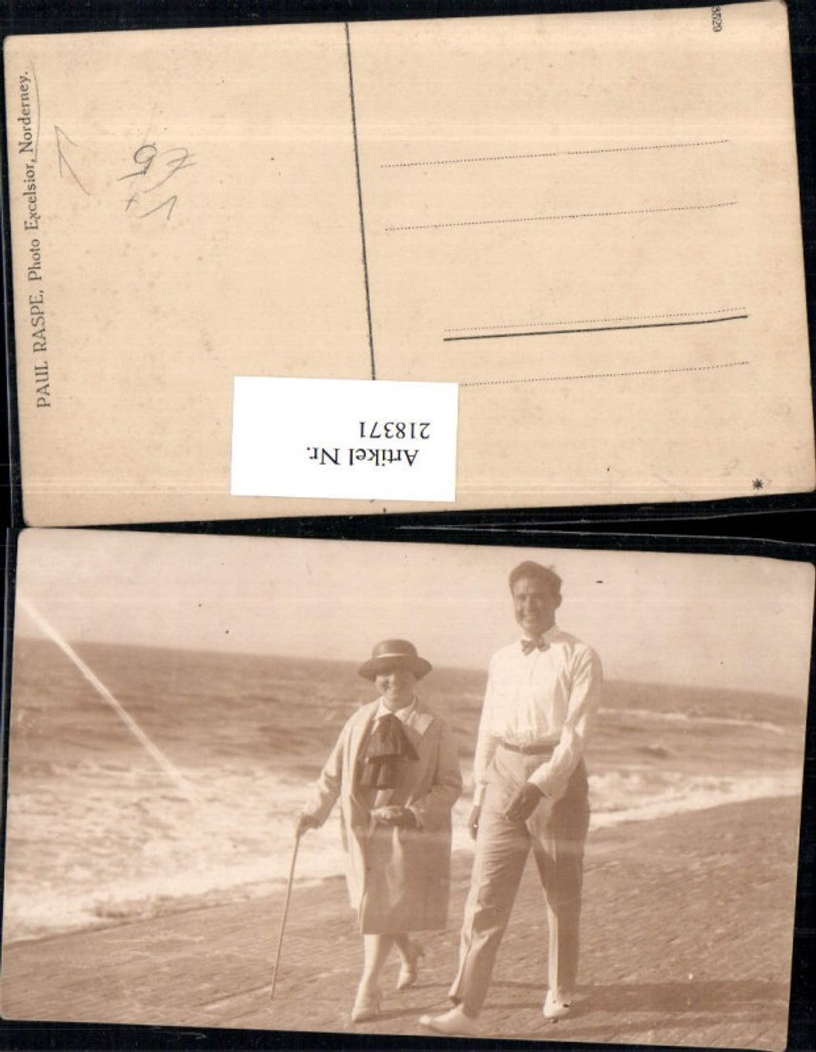 218371,Foto AK Nordseebad Norderney Frau m. Hut u. Stock Mann m. Fliege Strand Meer pub Paul Raspe