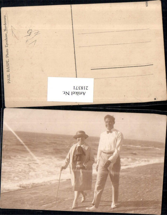 218371,Foto AK Nordseebad Norderney Frau m. Hut u. Stock Mann m. Fliege Strand Meer pub Paul Raspe