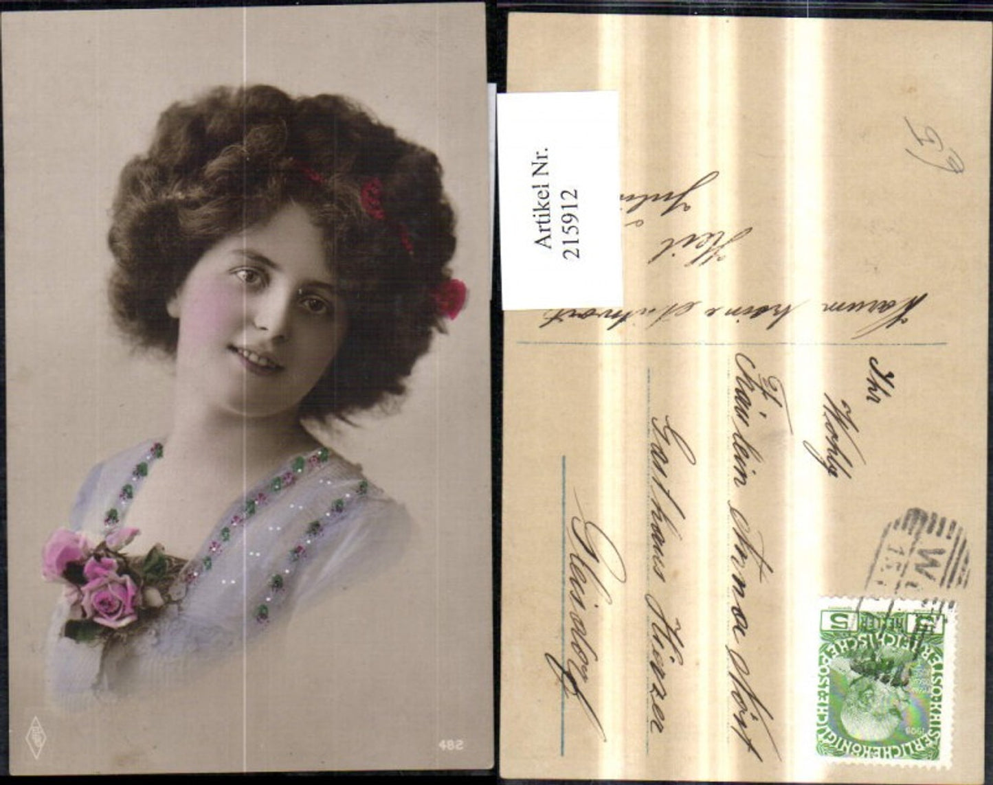 215912,Frau Portrait Haarschmuck Rosen a. Kleid