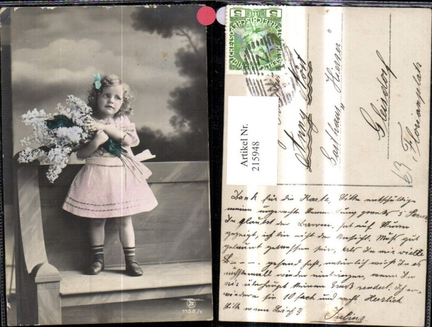 215948,Mädchen m. Schleife i. Haar Blumen Strauß steht a. Bank