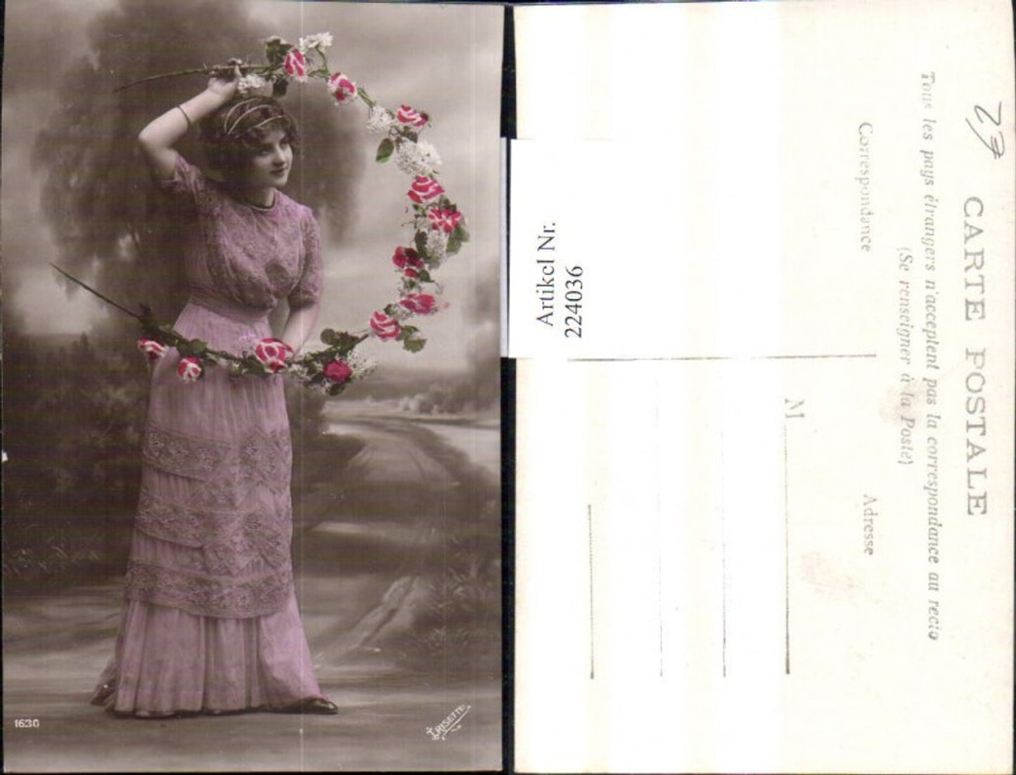 224036,Frau m. Kleid Spitzenkleid Perlenkette Kette i. Haar Blumenbogen Blumen