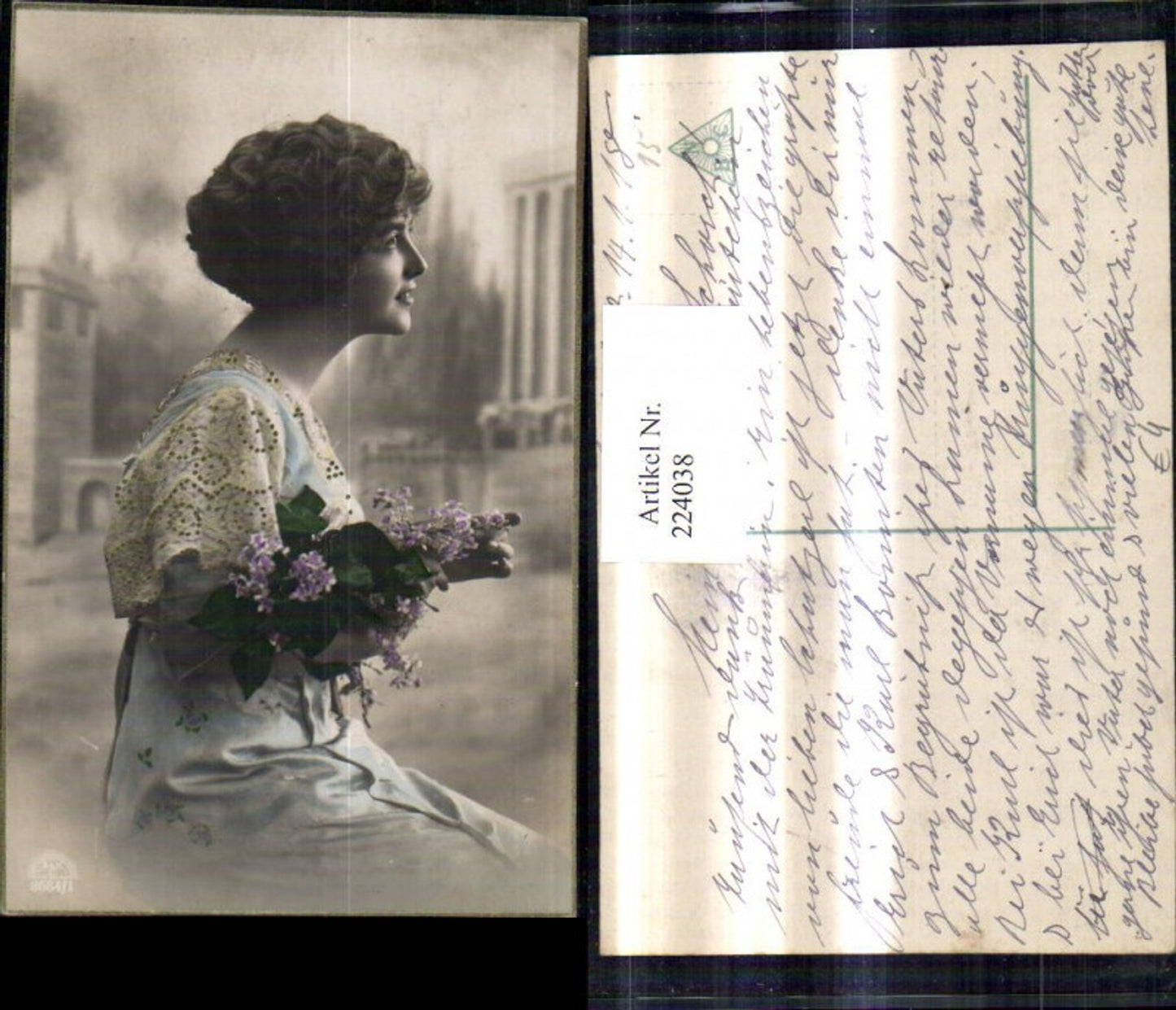 224038,Frau m. Blumen Strauß Seitenansicht