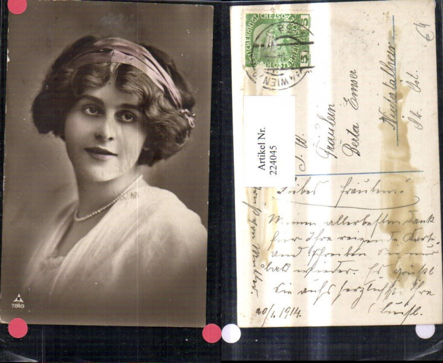 224045,Frau Portrait Perlenkette Kette Schleife i. Haar