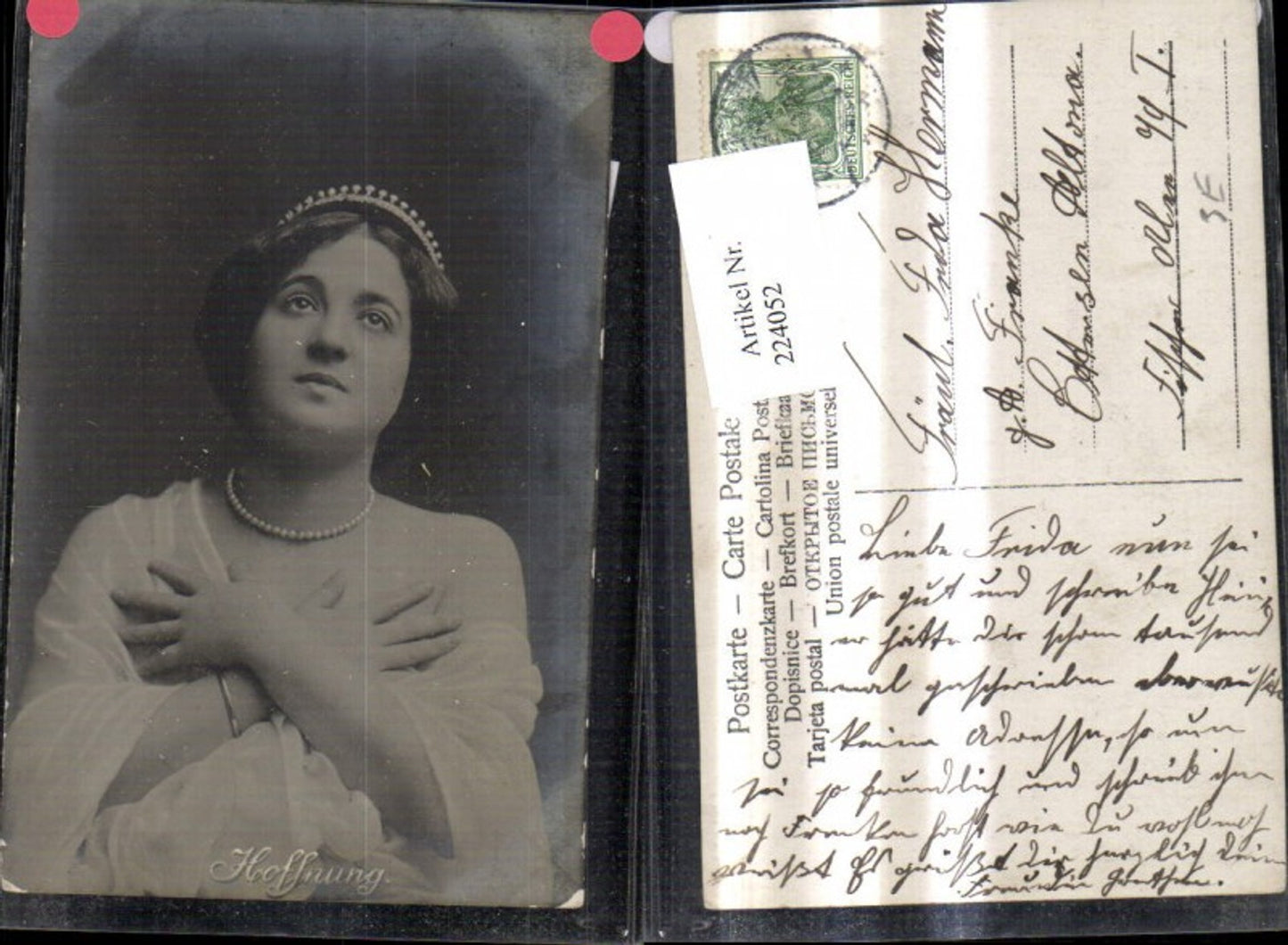 224052,Frau m. Perlenkette Kette Diadem Armreif Hoffnung