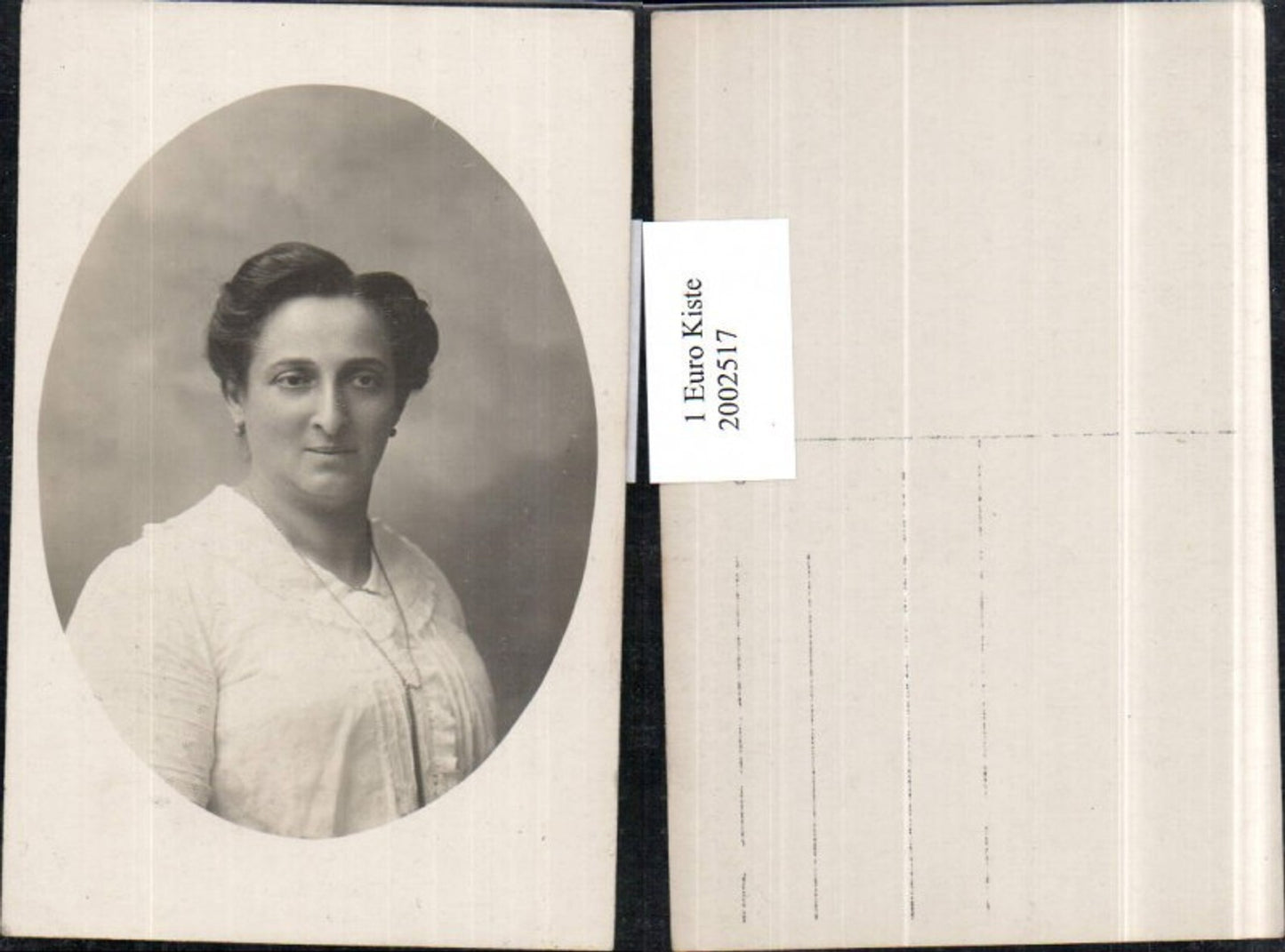 2002517,Frau m. Kette Portrait