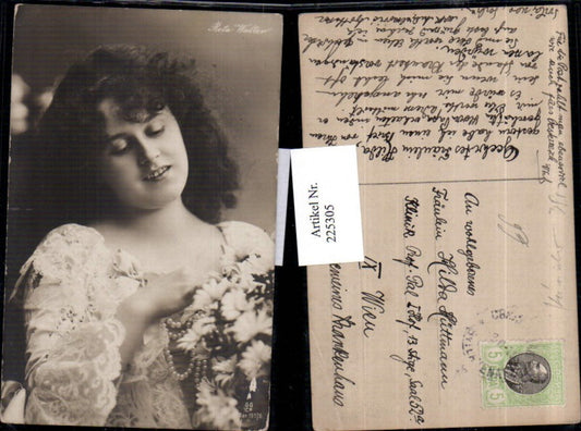 225305,Schauspielerin Reta Walter Portrait Blumen