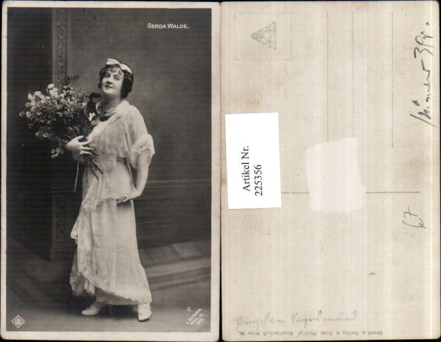 225356,Schauspielerin Gerda Walde m. Kleid Blumenstrauß Blumen