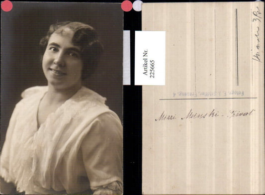 225665,Mizzi Meinski Portrait Privat