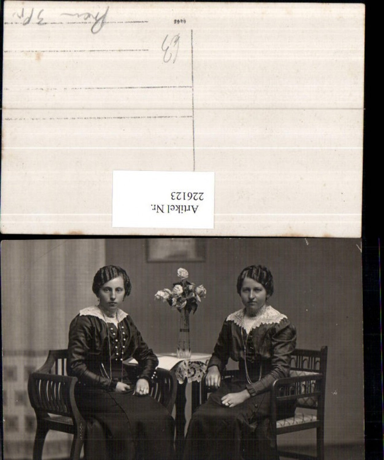 226123,Frauen Mädchen m. Kleider Stuhl Sessel Vase Rosen