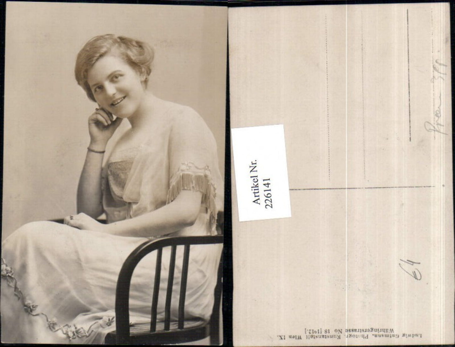 226141,Frau Portrait im Stuhl Sessel