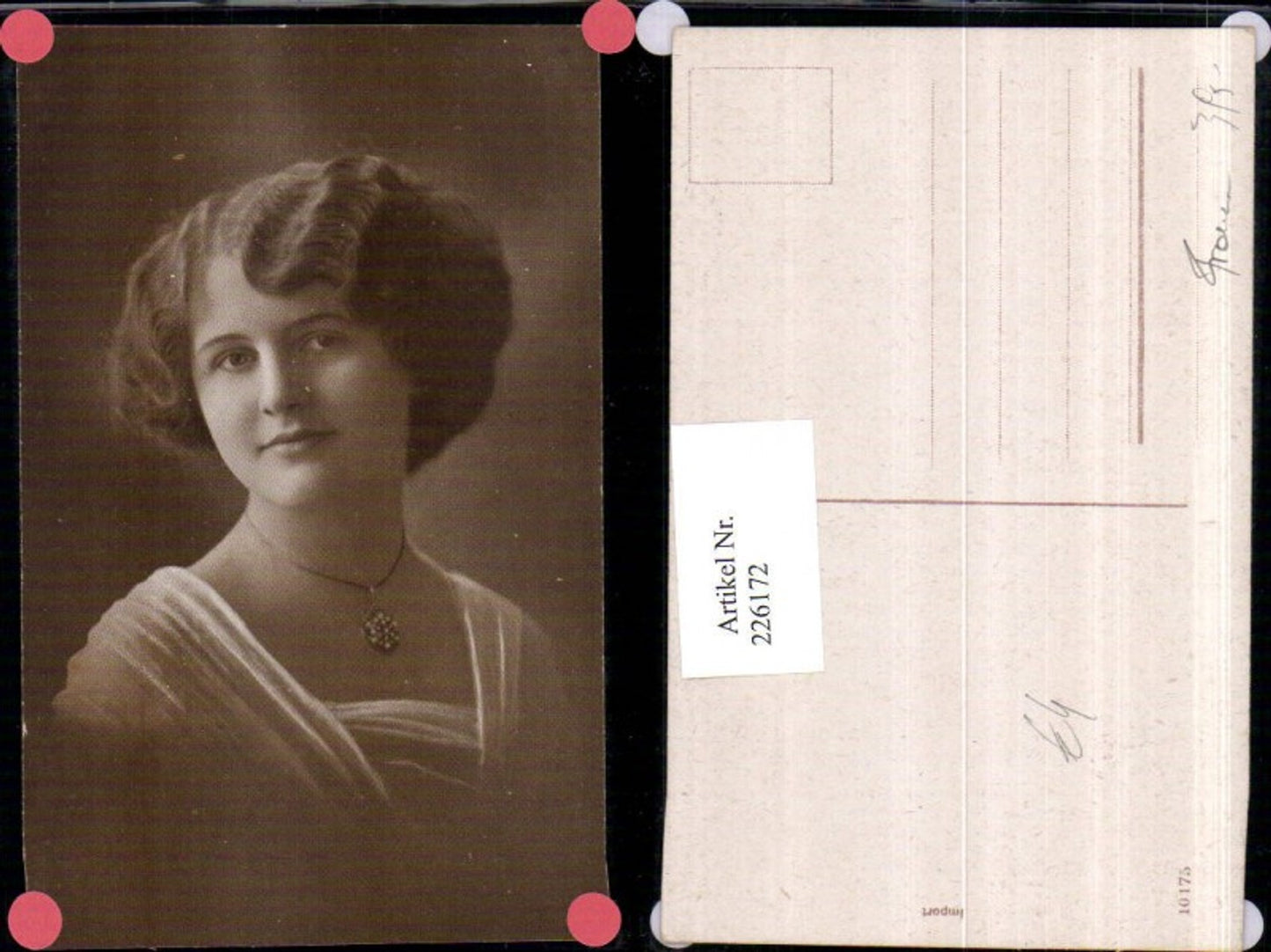 226172,Frau m. Kette Portrait