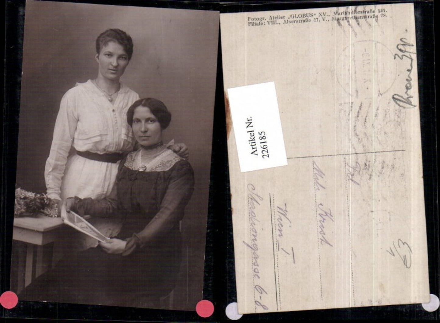 226185,Frauen m. Kleid Stuhl Sessel Portrait pub Foto Atelier Globus Wien