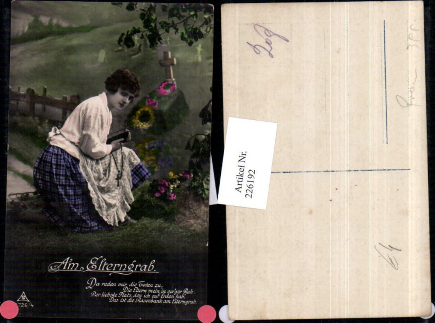 226192,Am Elterngrab Text Frau m. Rosenkranz Buch Grab