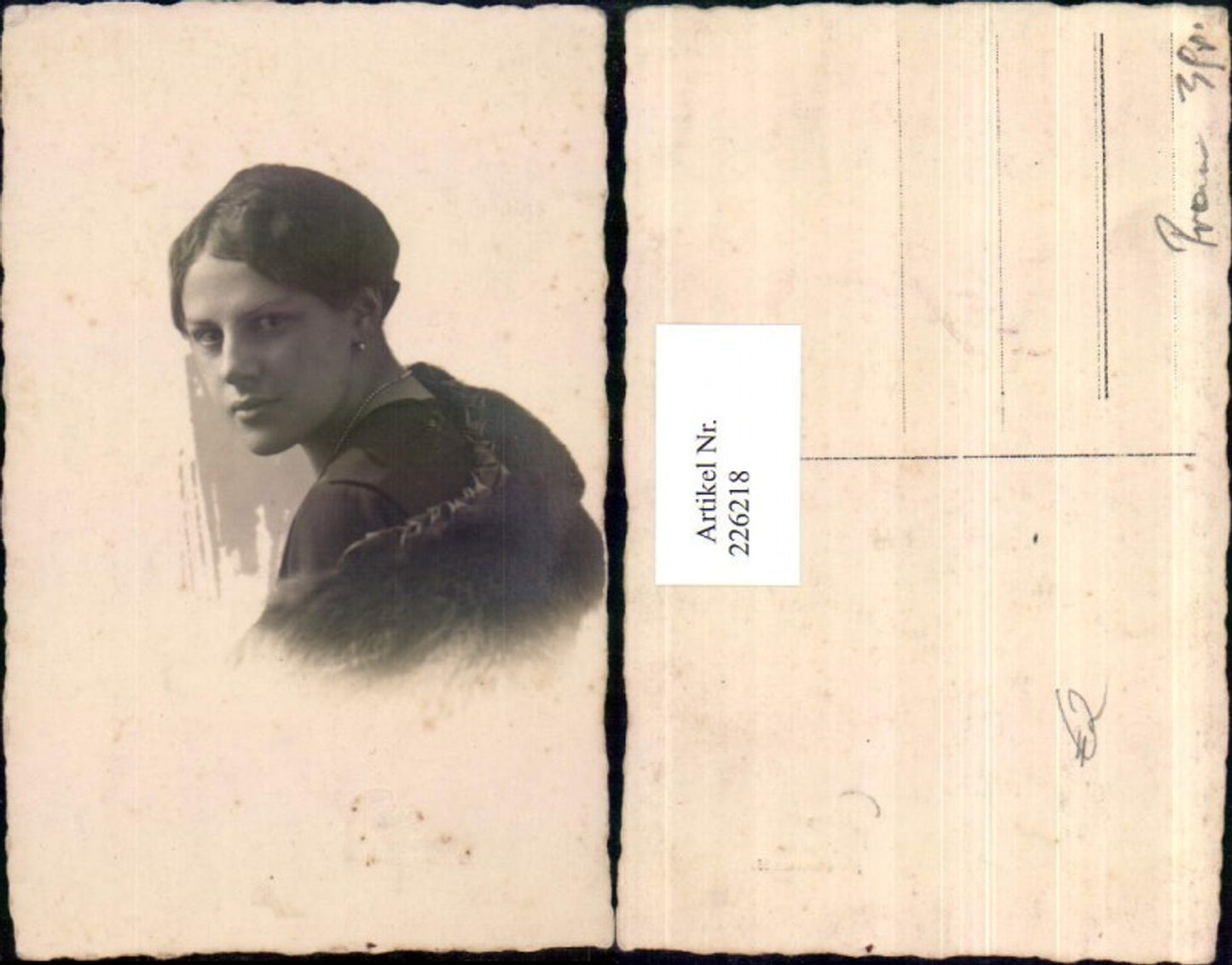 226218,Frau m. Ohrringe Kette Portrait