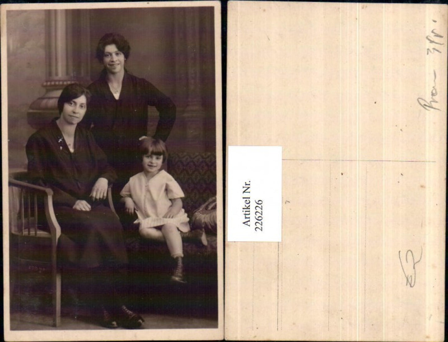 226226,Frauen m. Kind Stuhl Sessel Portrait