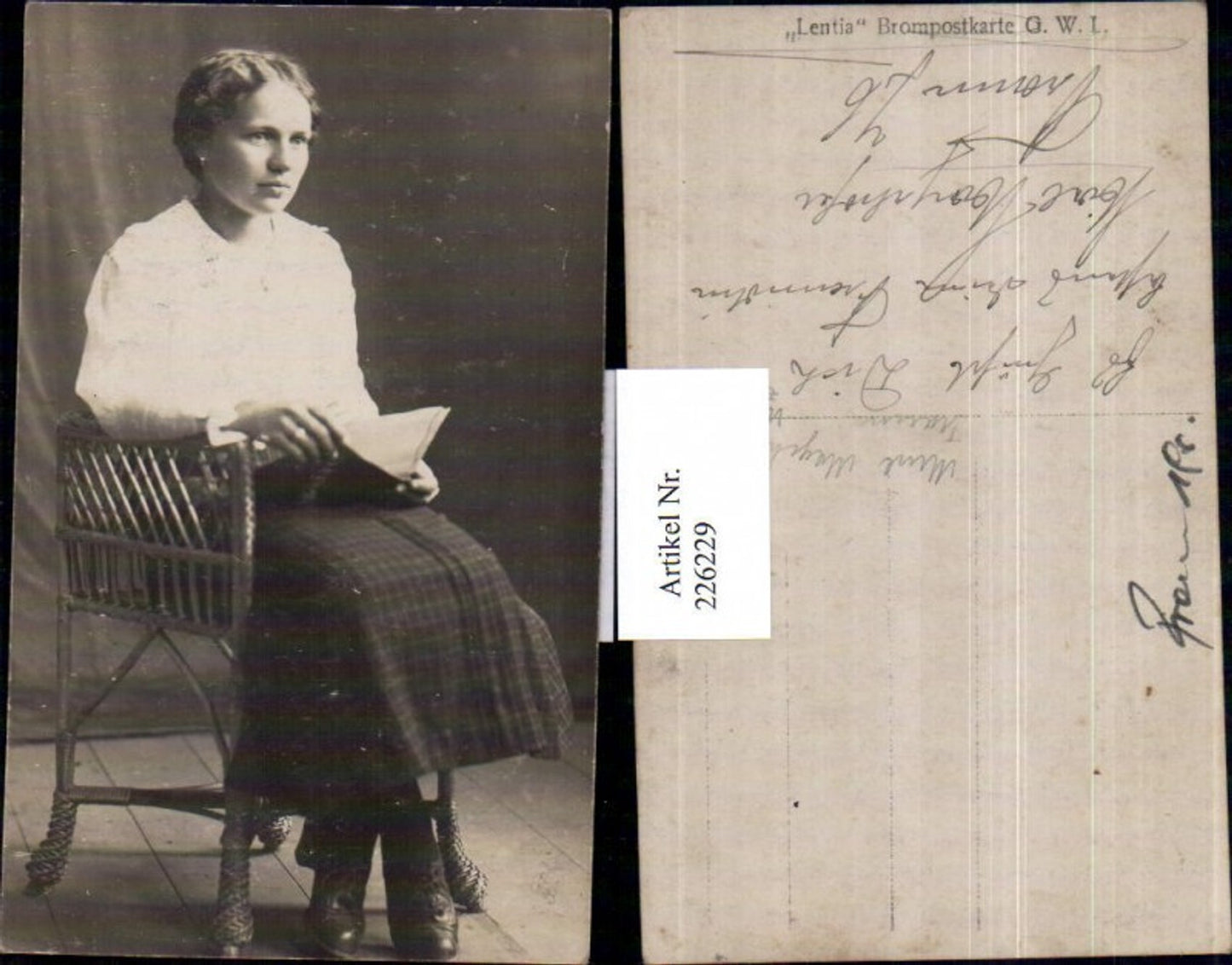 226229,Mirzl Mayrhofer Traun b. Linz Frau im Sessel Stuhl Buch Portrait