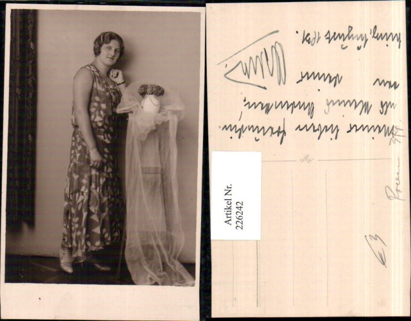 226242,Frau m. Kleid Tischlein Blumen pub Kammerrotograf A. Kaldori Linz a. d. Donau