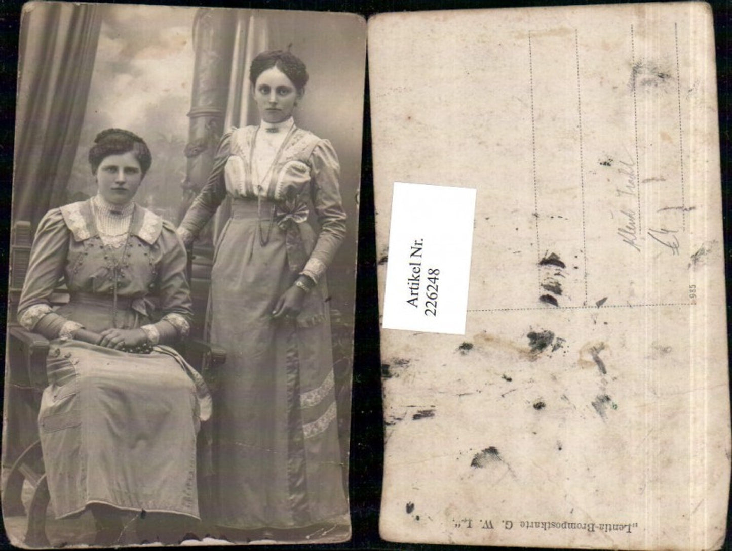 226248,Frauen m. Kleider Tracht Ketten Sessel Stuhl Portrait