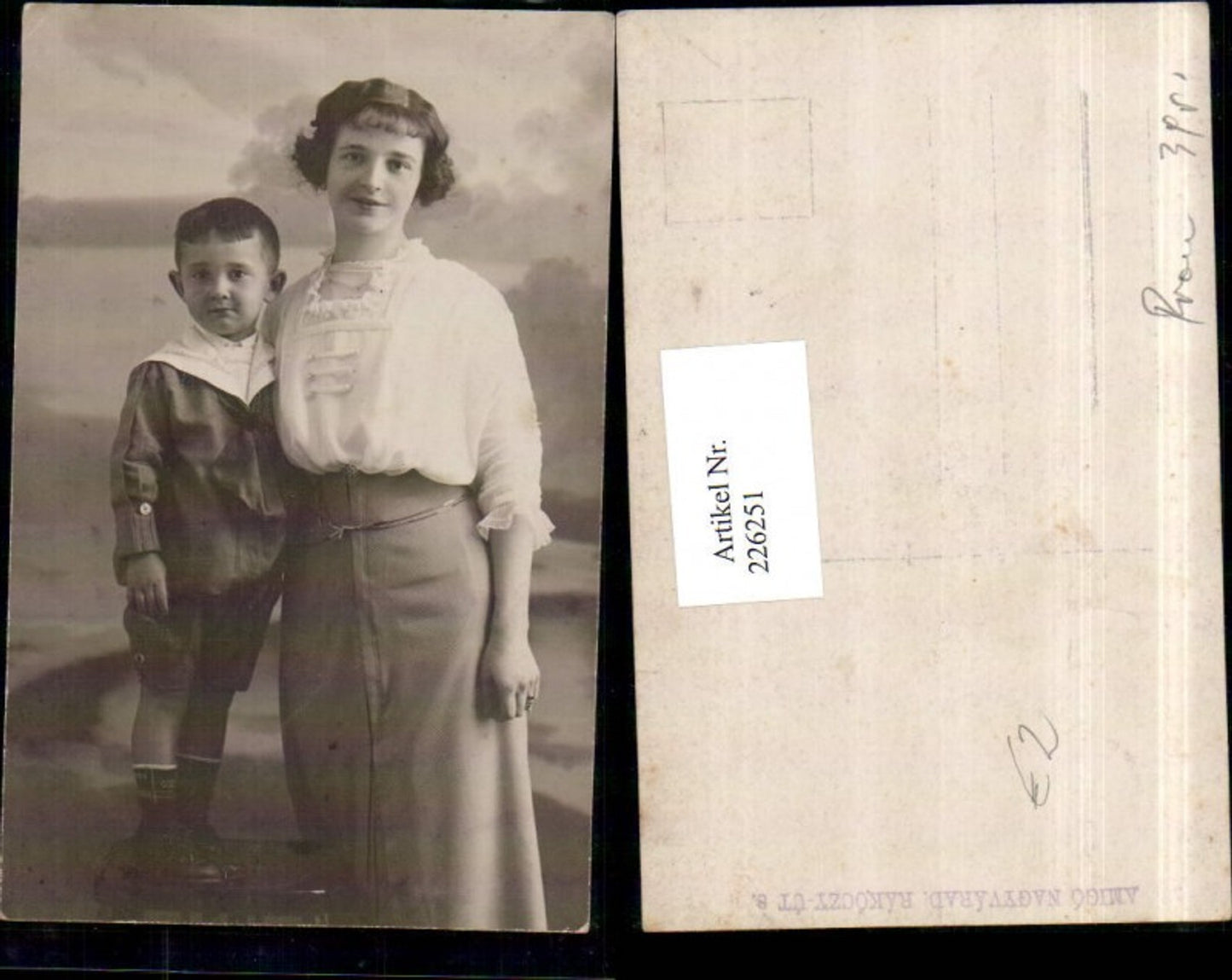 226251,Frau m. Kind Junge Portrait