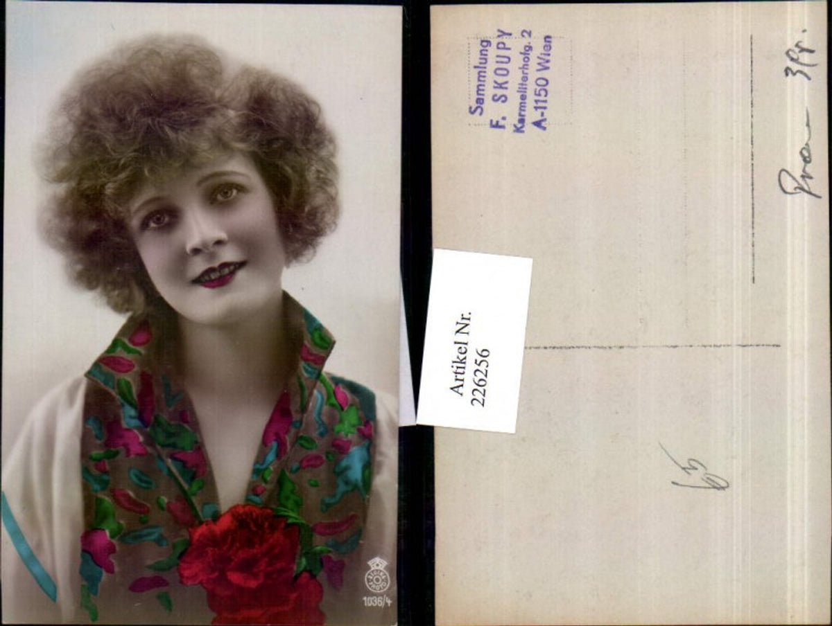 226256,Frau m. Rose Portrait