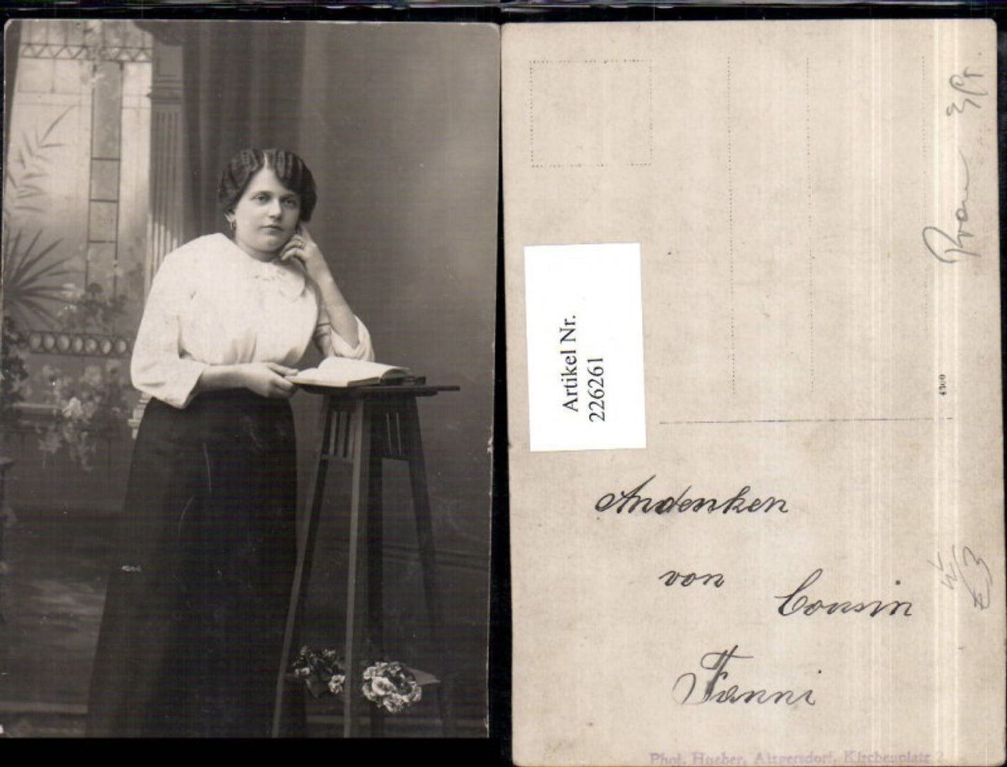 226261,Frau m. Rock Bluse Portrait Tischlein Buch pub Photo Hueber Atzgersdorf