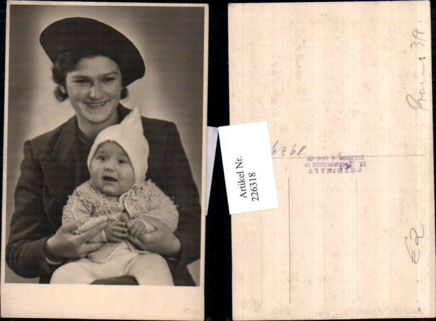 226318,Frau m. Hut Kind Baby m. Mütze Portrait