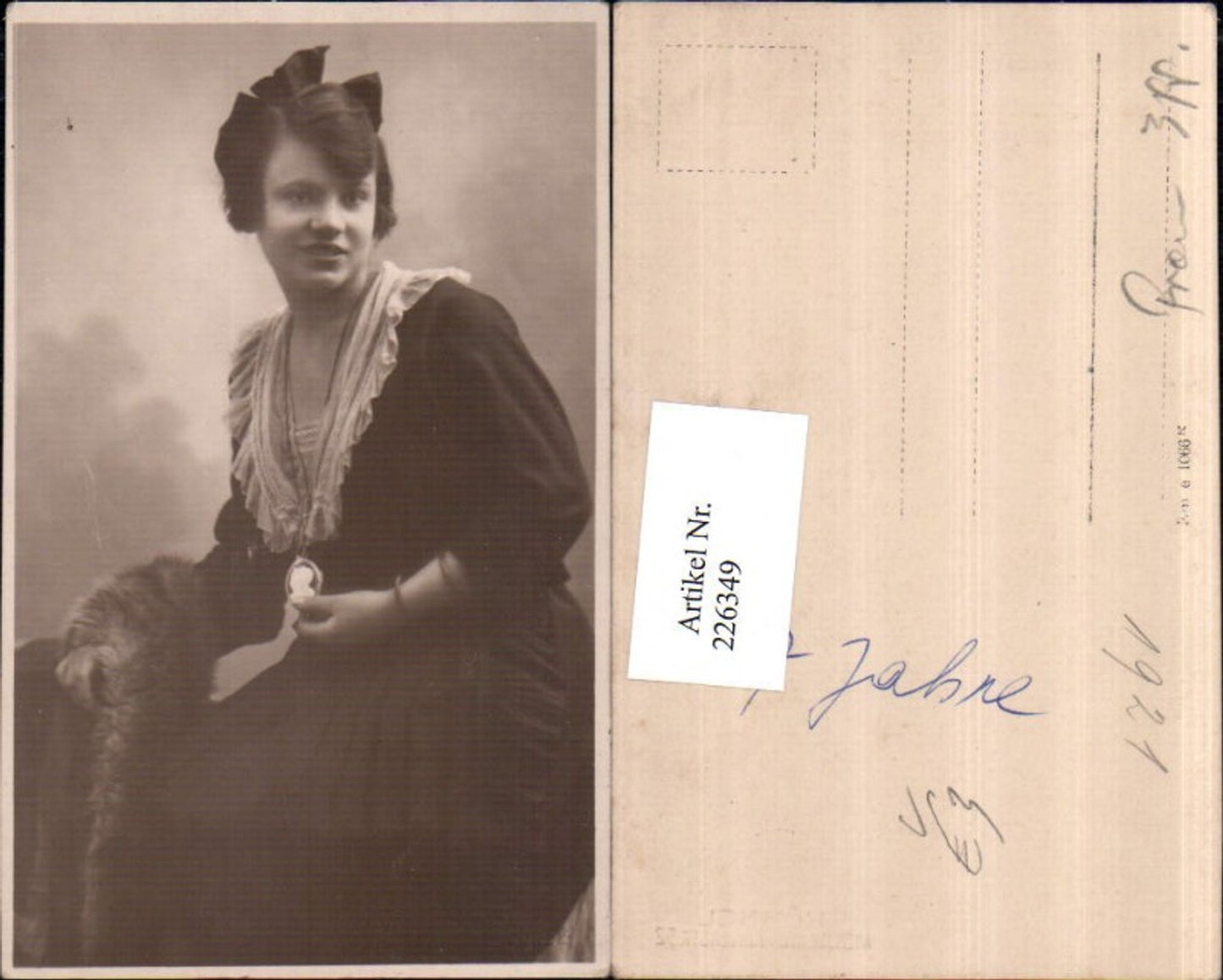 226349,Frau Mädchen m. Haarschleife Kette pub Kühnel Wien 1921
