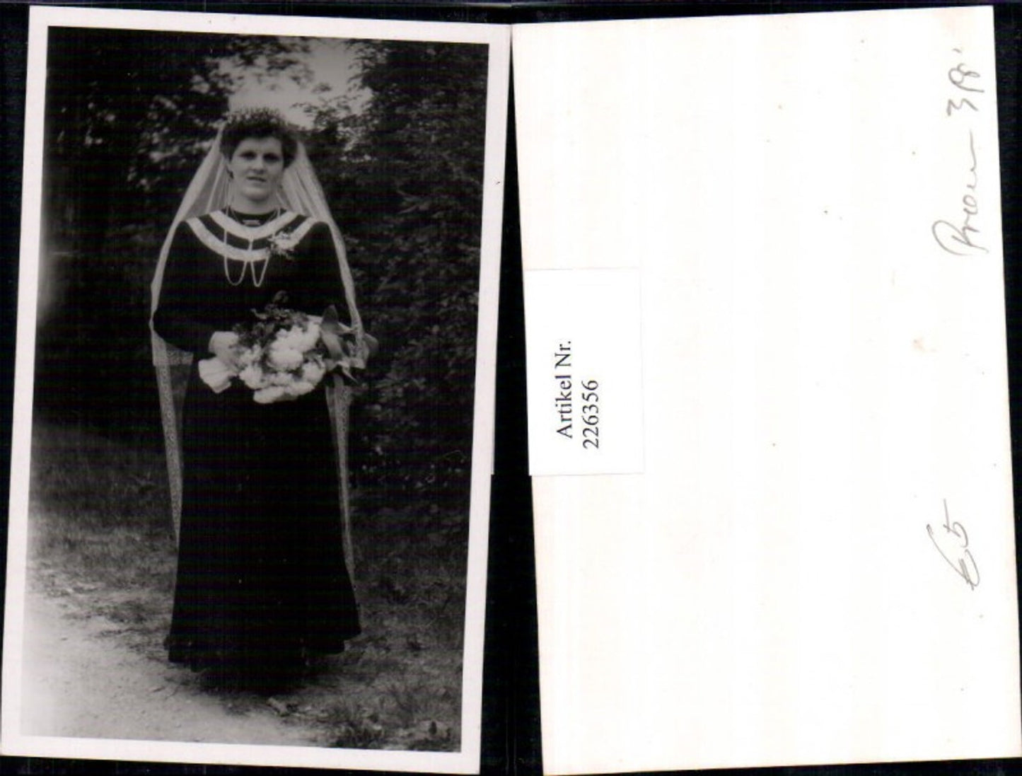 226356,Frau m. Hochzeitskleid Brautkleid Schleier Blumen Portrait