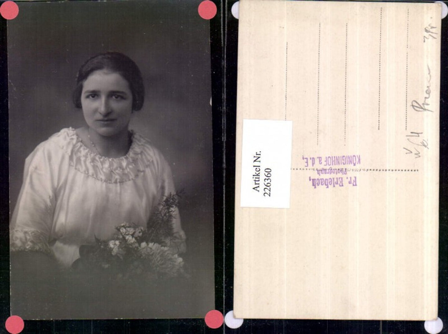 226360,Frau m. Blumenstrauß Blumen Portrait pub Fr. Erlebach Königinhof a. d. Elbe