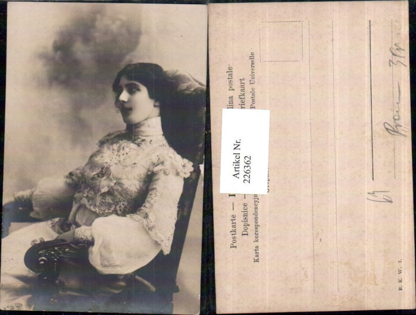 226362,Frau im Kleid Stuhl Sessel Portrait