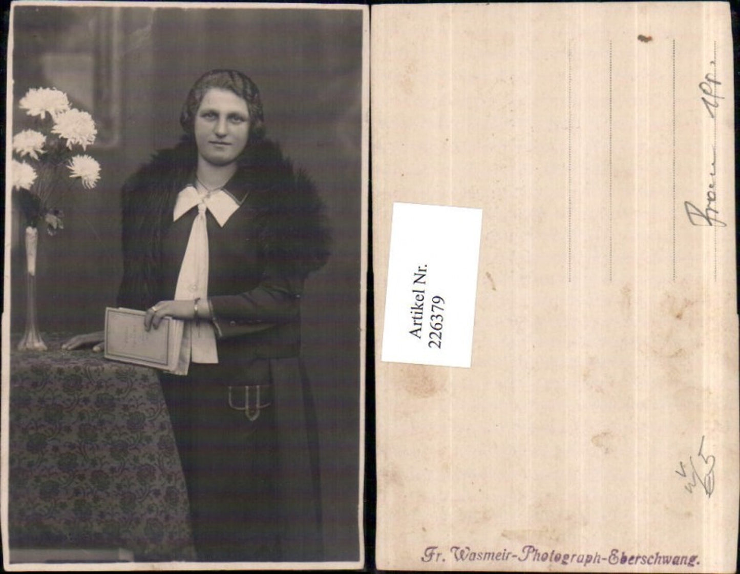 226379,Frau m. Pelzstola Buch Vase Blumen Portrait pub Fr. Wasmeir Photograph Eberschwang