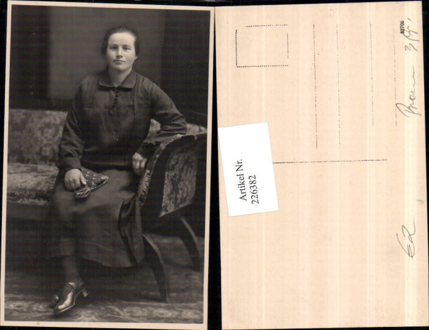 226382,Frau m. Tasche Sitzbank Couch Sofa Portrait