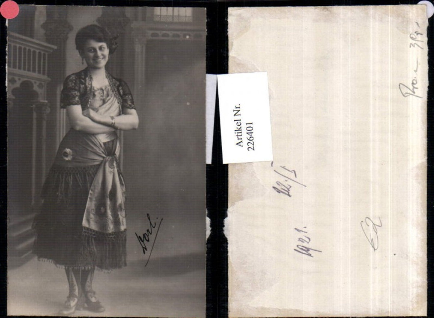 226401,Frau m. Ohrringe Kleid Bolero Portrait