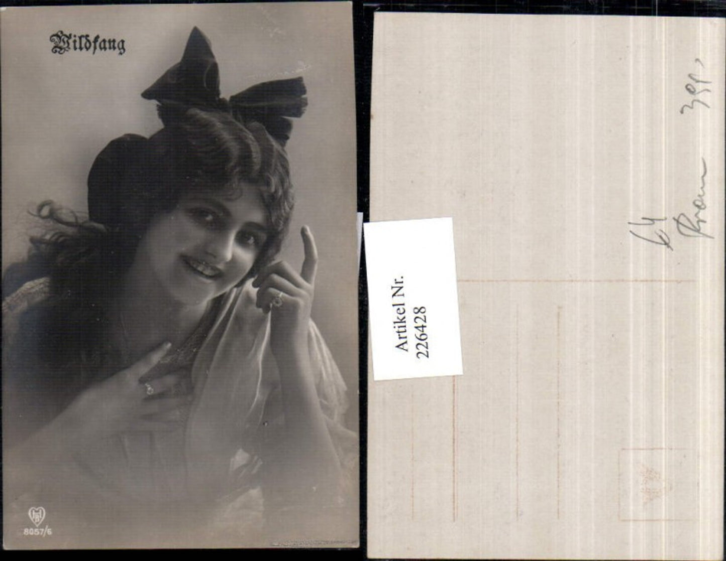 226428,Wildfang Frau Mädchen m. Haarschleife Ringe Portrait