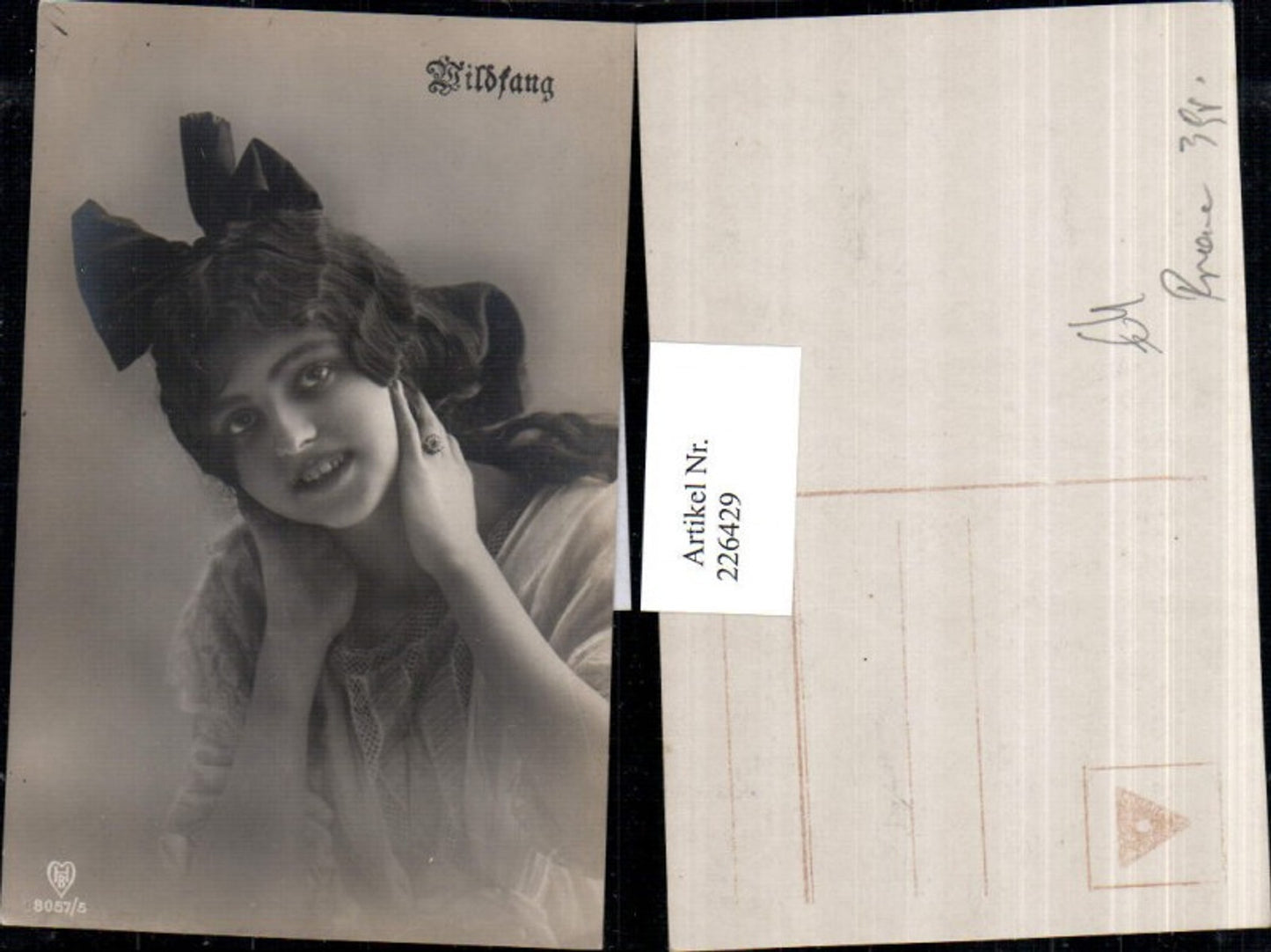 226429,Wildfang Frau Mädchen m. Haarschleife Ring Portrait