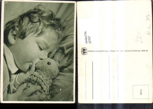 62767,SOS Kinderdorf 17/56 Kind schläft m. Plüschhasen Hasen