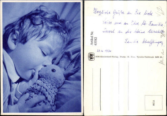 63582,SOS Kinderdorf 17/56 Kind schläft m. Plüschhasen Hasen