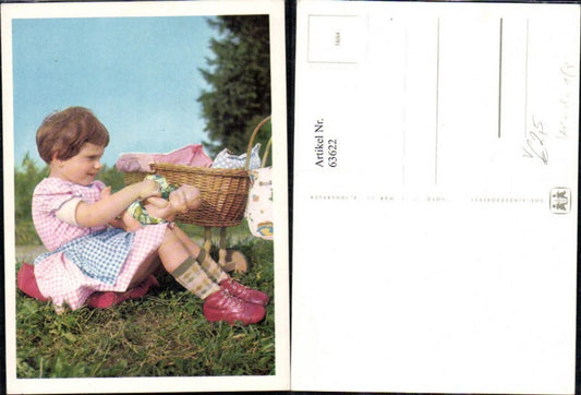 63622,SOS Kinderdorf 16/64 Mädchen m. Puppe Puppenwagen a. Wiese