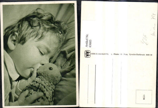 63683,SOS Kinderdorf 17/56 Kind schläft m. Plüschhasen Hasen