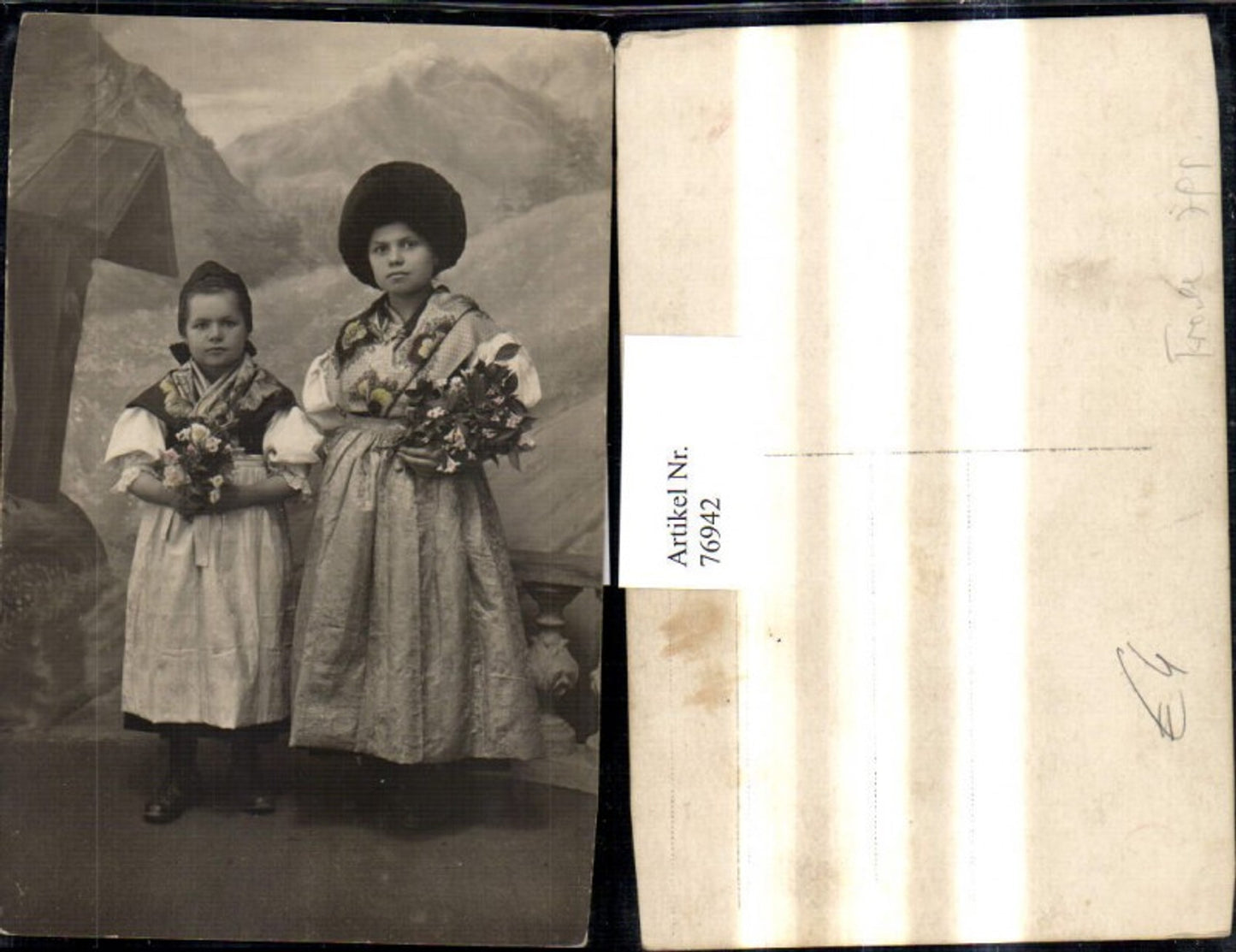 76942,Foto Ak Mädchen m. Tracht Dirndl Hut Tuch Blumen Strauß