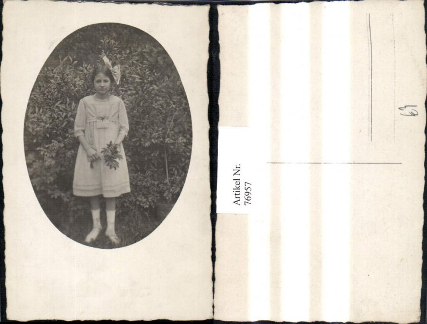 76957,Foto Ak Mädchen m. Kleid Haarschleife Blatt Zweig i. Hand Passepartout