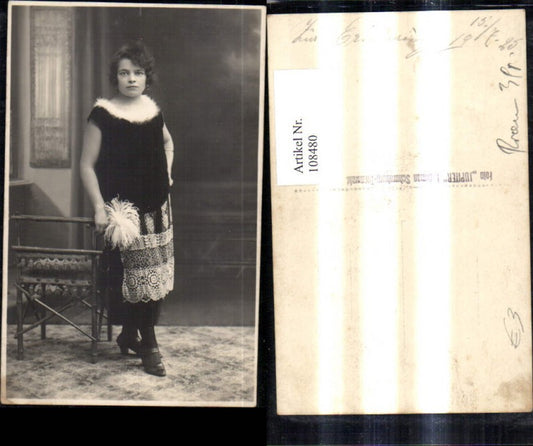 108480,Foto Ak Frau Kleid Pelzkragen