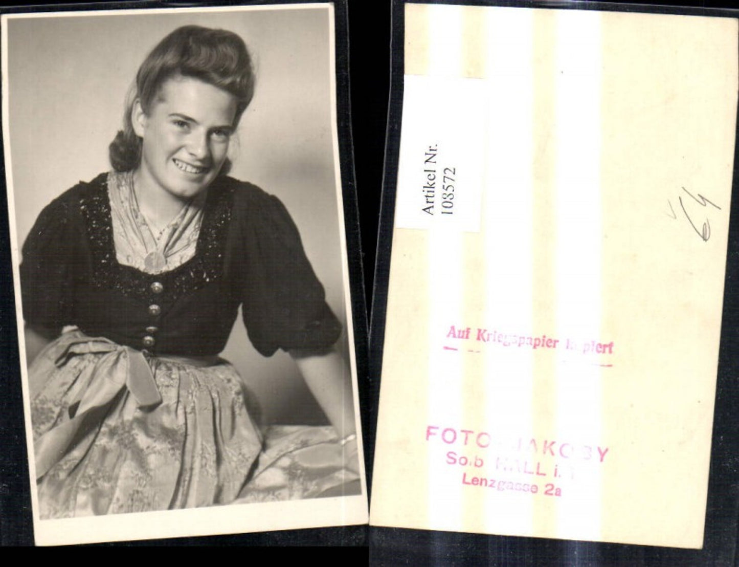 108572,Foto Frau i. Dirndl Tracht pub Foto Jakoby Hall i. Tirol