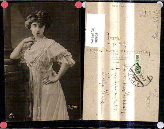 108806,Frau Portrait Kleid Perlenkette pub Reutlinger