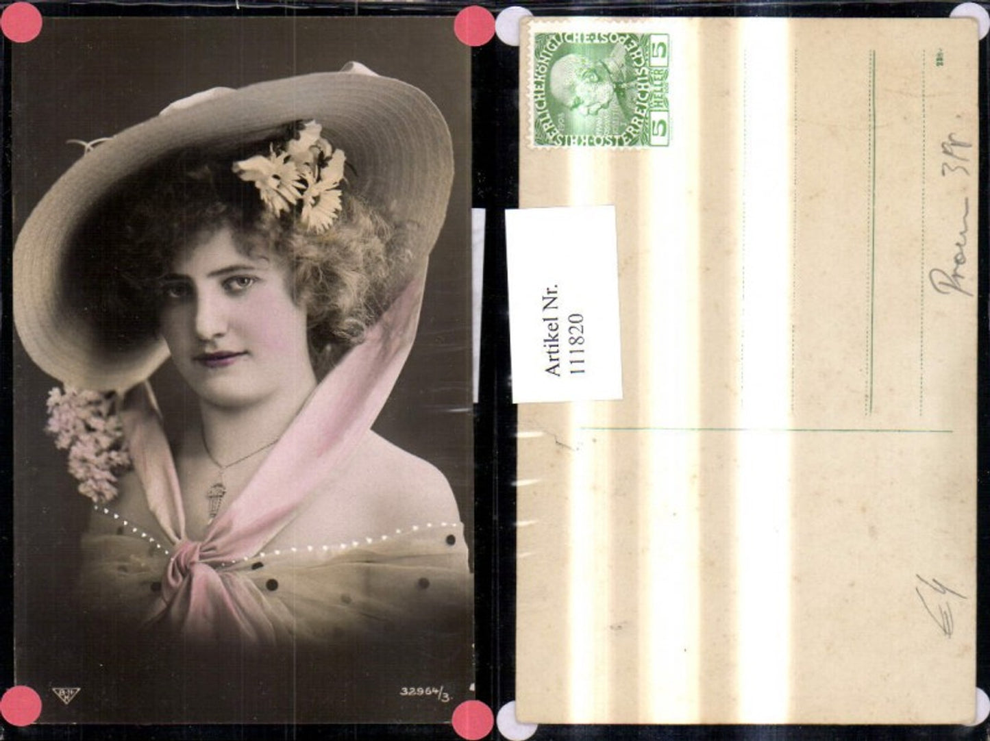 111820,Frau m. Hut Strohhut Blumen i. Haar