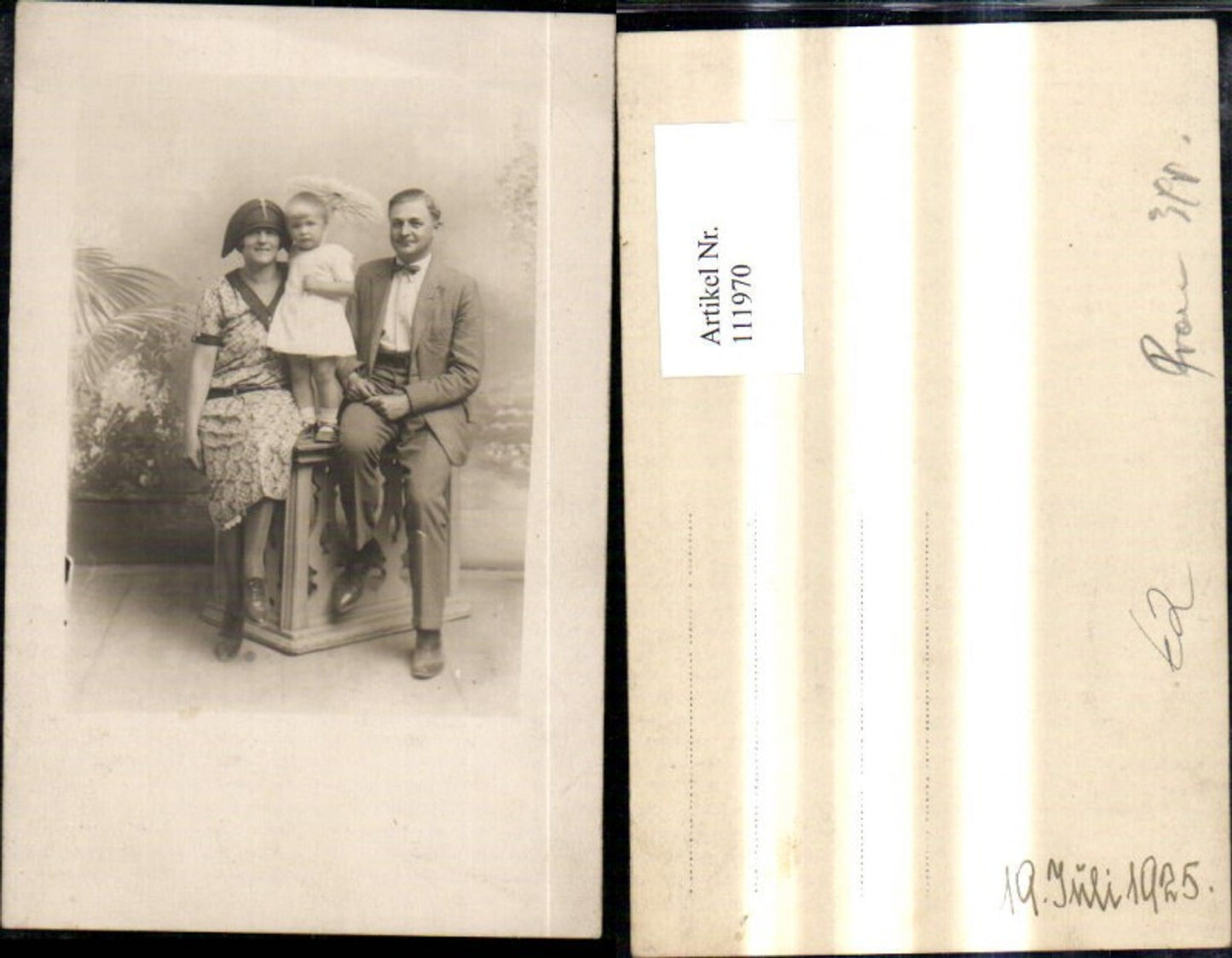 111970,Foto Ak Frau m. Hut Kind m. Sonnenschirm Mann