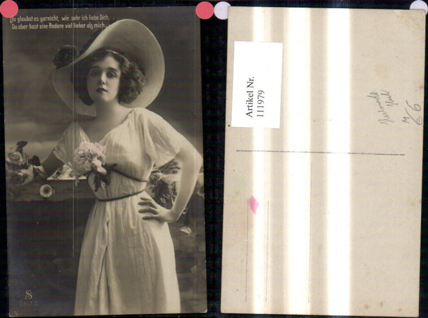 111979,Frau m. Hut Blume a. Kleid Spruch Text Hutmode