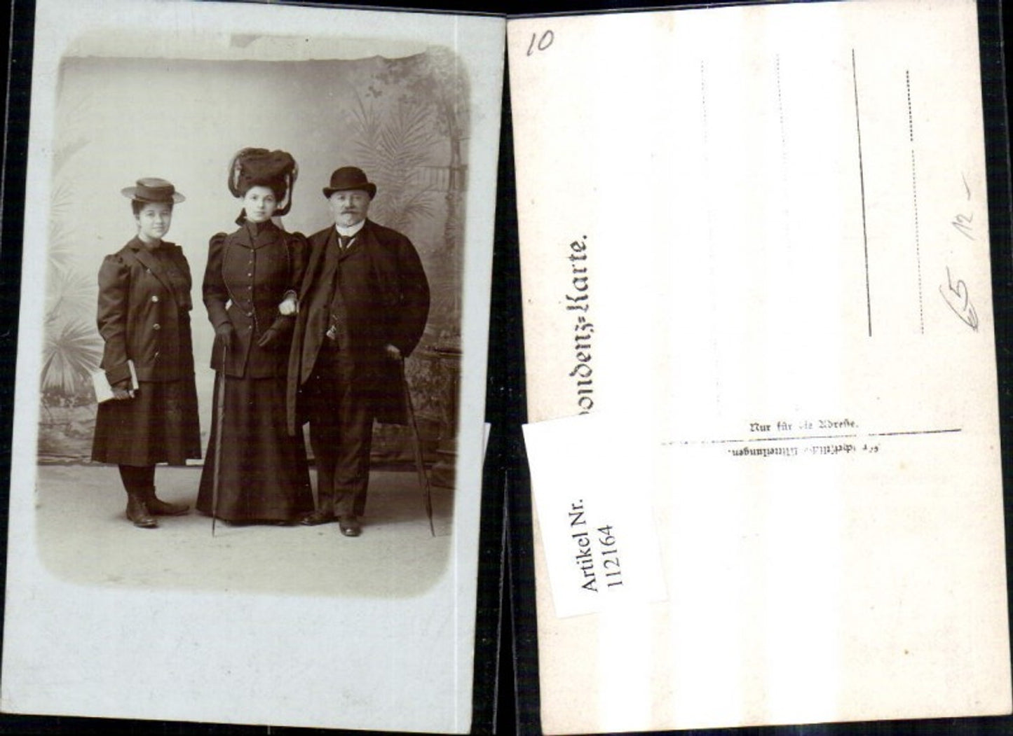 112164, Women with hat, man in suit