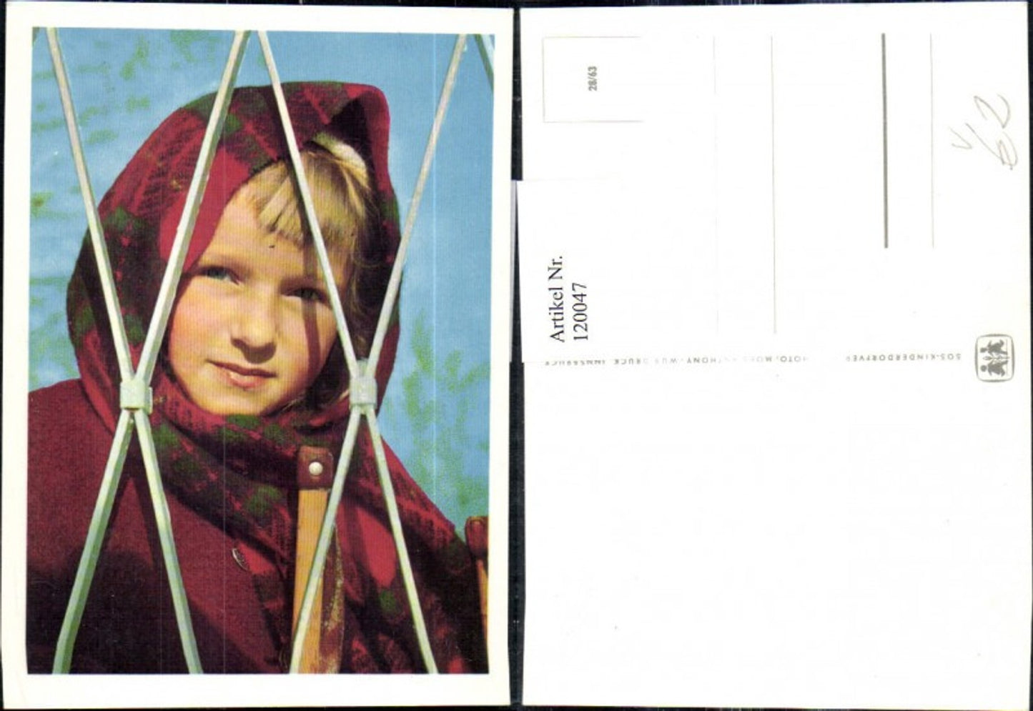 120047,Mädchen hinter Gitterzaun pub SOS Kinderdorf 28/63